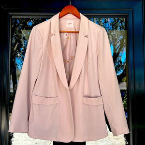 Candie’s light pink blazer